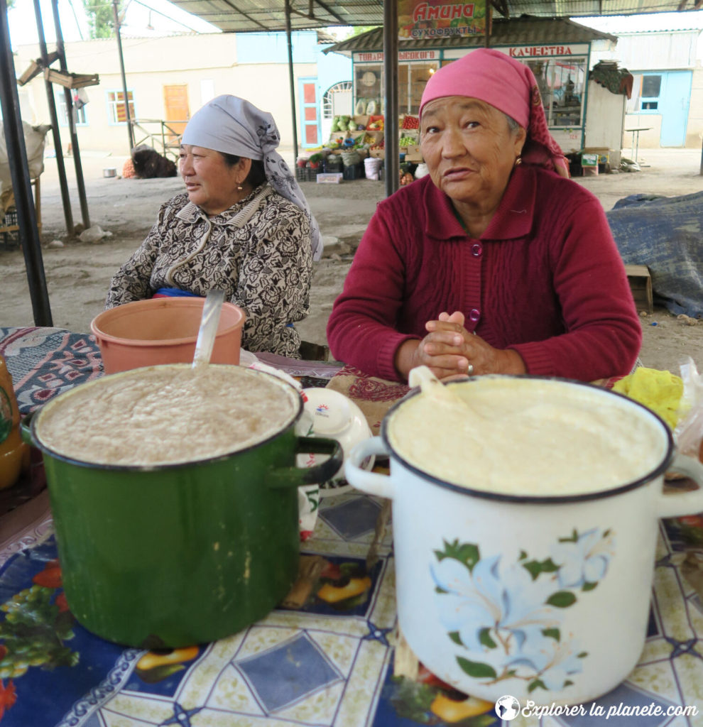 Deux vieilles dames qui vendent du bozo au Kirghizistan
