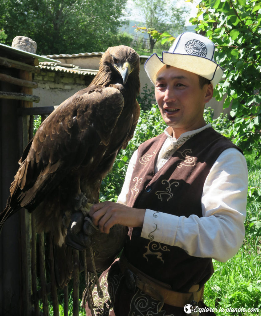 Chasseur avec son aigle au Kirghizistan à Bokonbayevo.