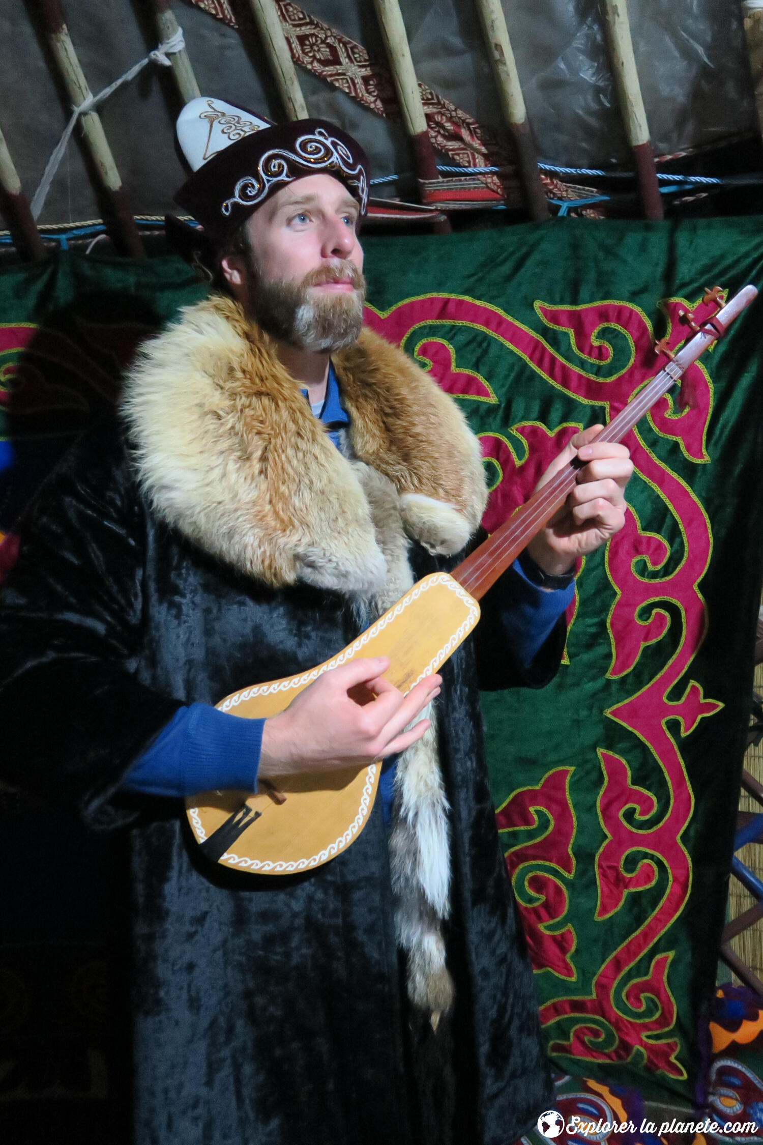 Habillé avec les vêtements traditionnels et l'instrument de musique typique du pays (komuz).