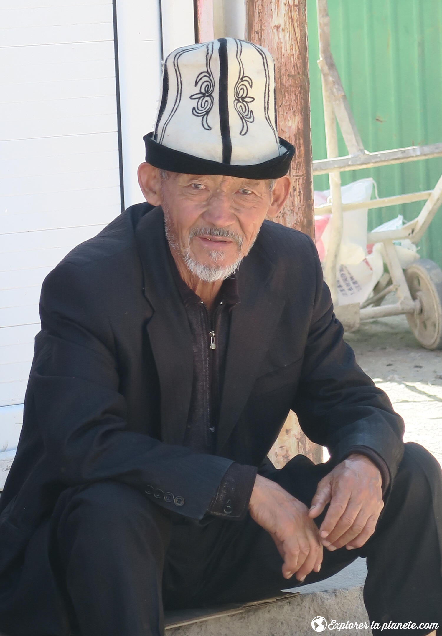 Un homme avec un kalpak au Kirghizistan.