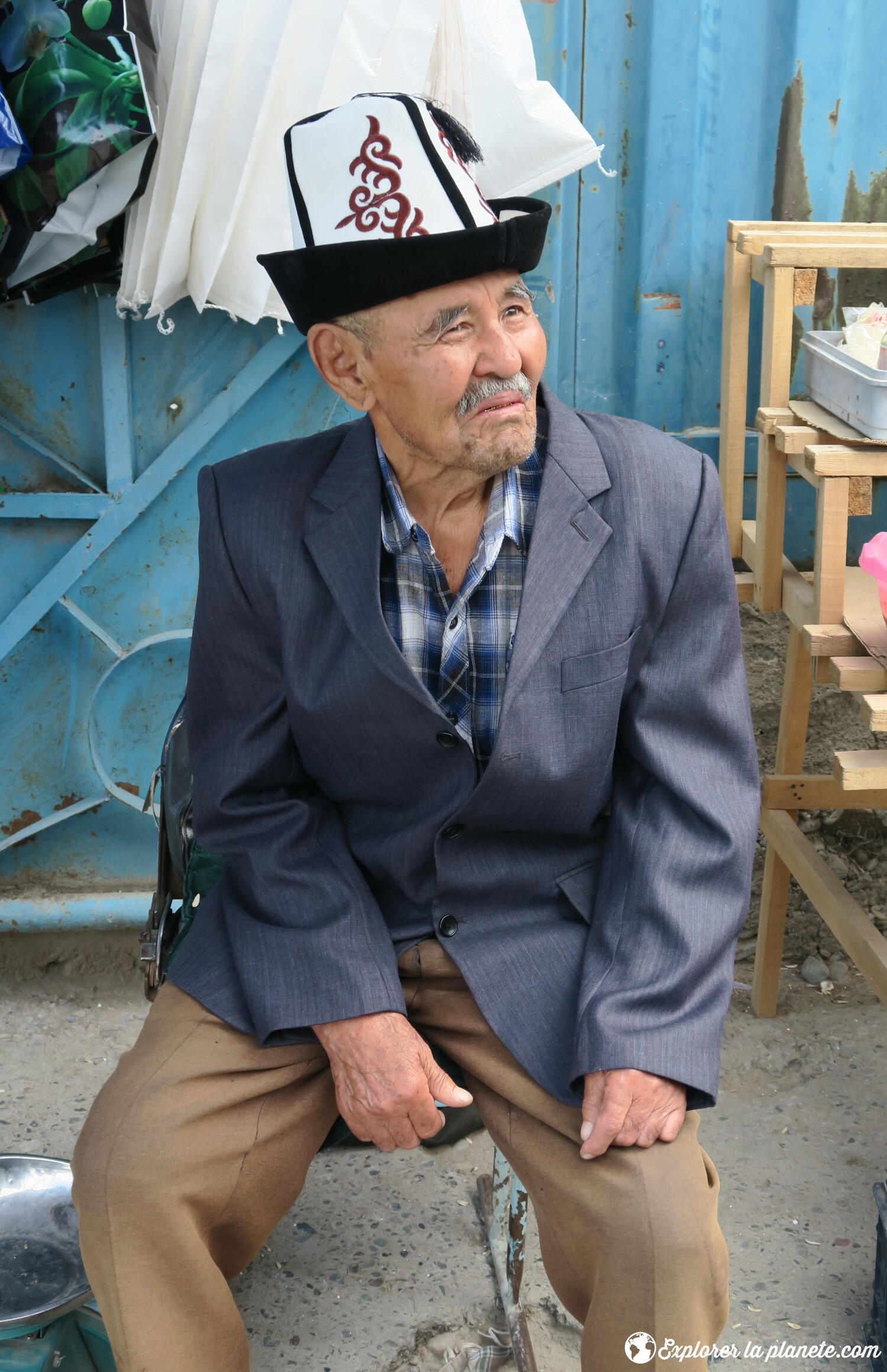 Un vieil homme qui porte le Kalpak au Kirghizistan.