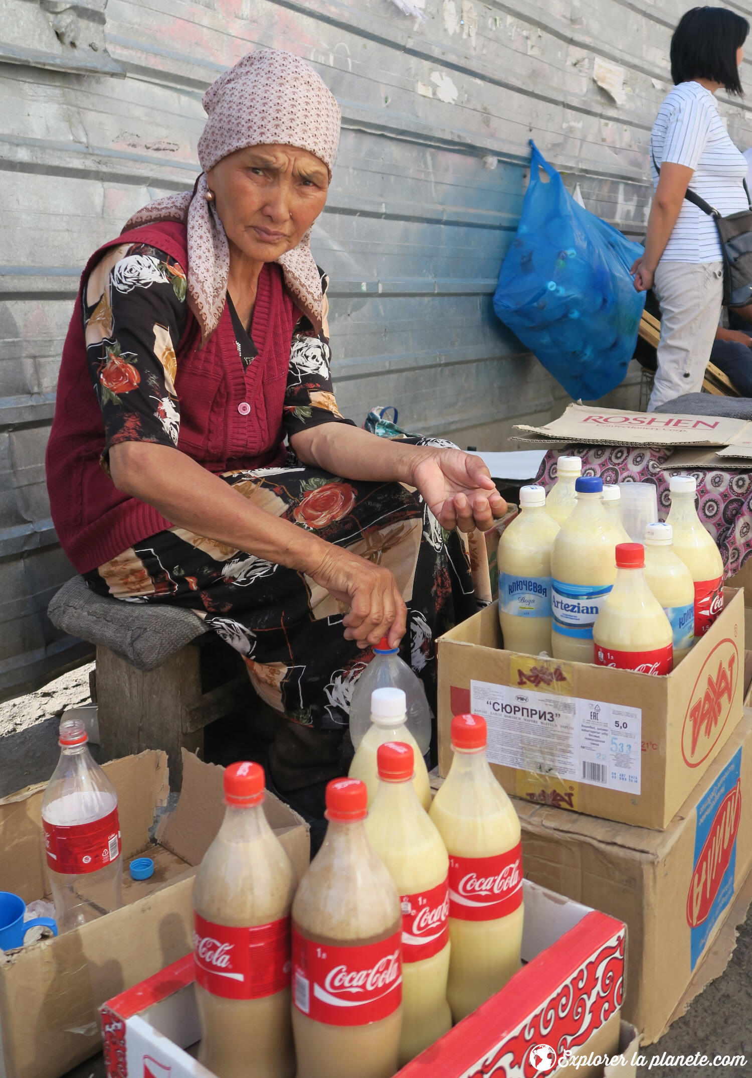Une vendeuse de koumis (lait de jument fermenté) du marché de Osh à Bichkek.