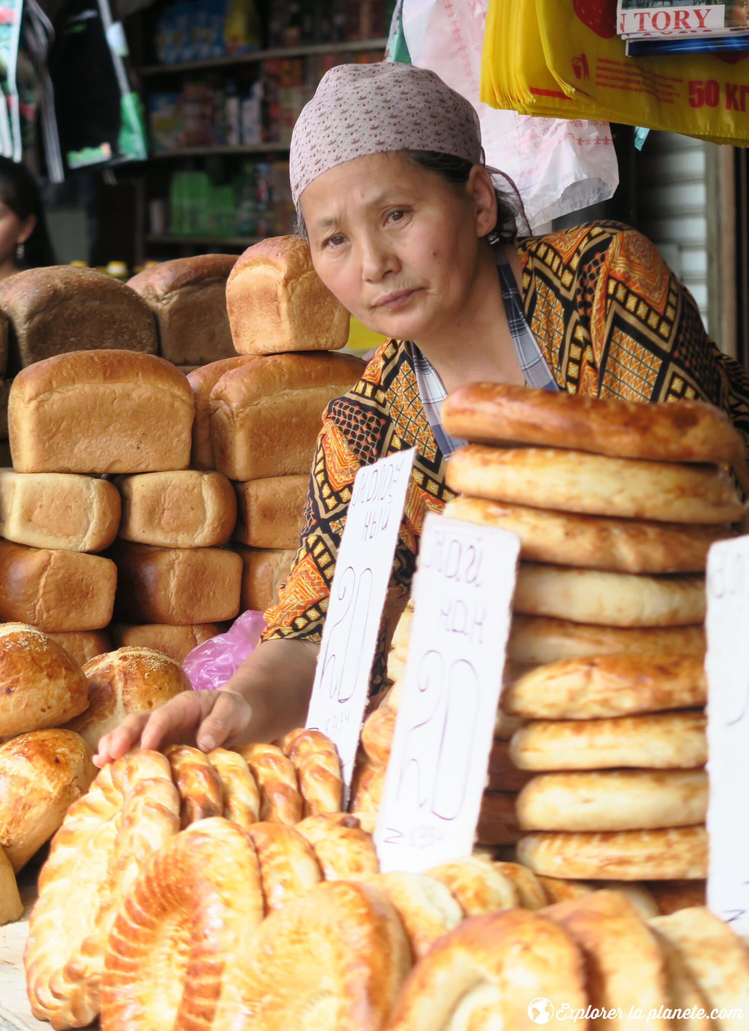 Une dame qui vend du pain au marché de Osh à Bichkek (Kirghizistan).