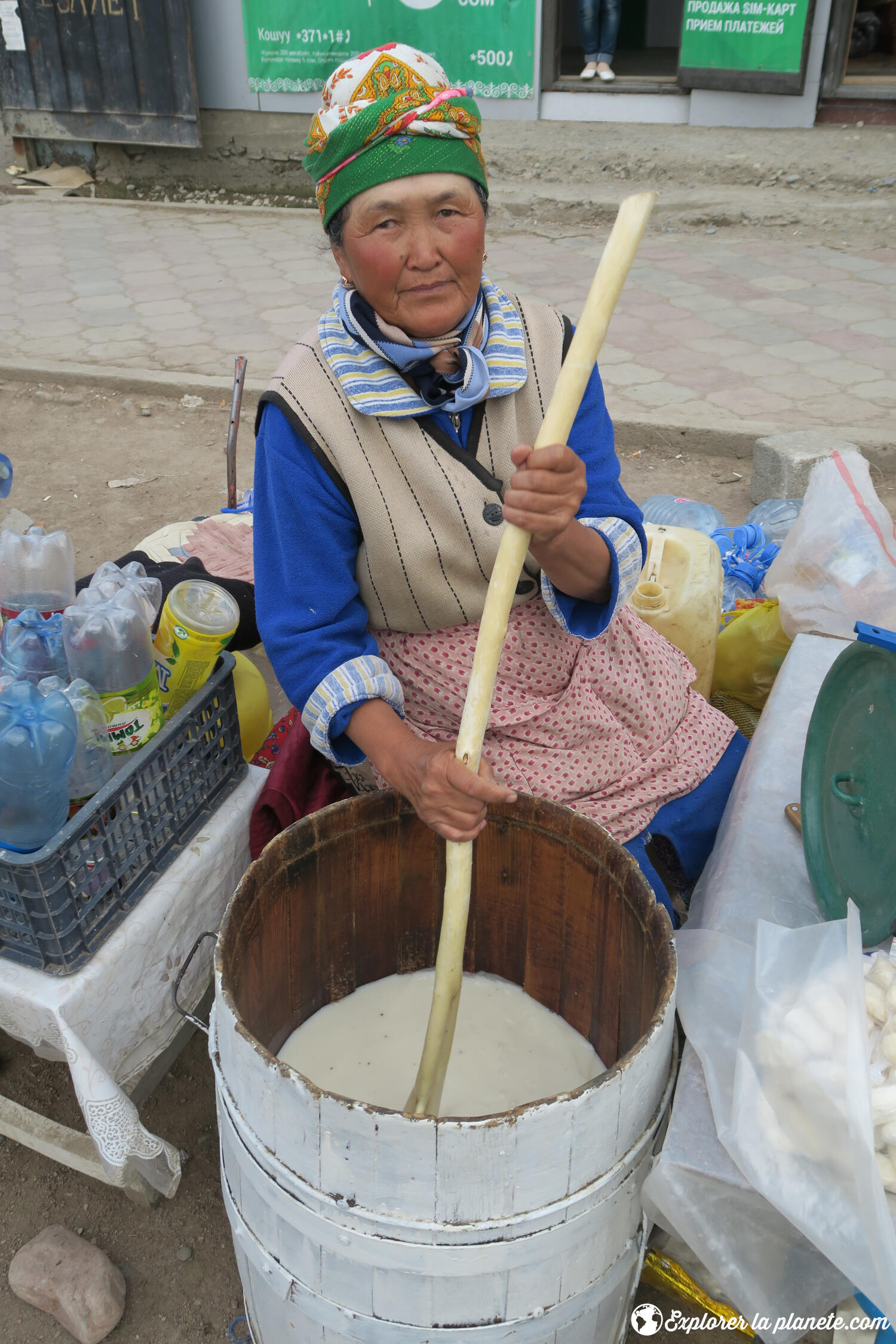 Vieille dame qui vend du koumis au Kirghizistan.