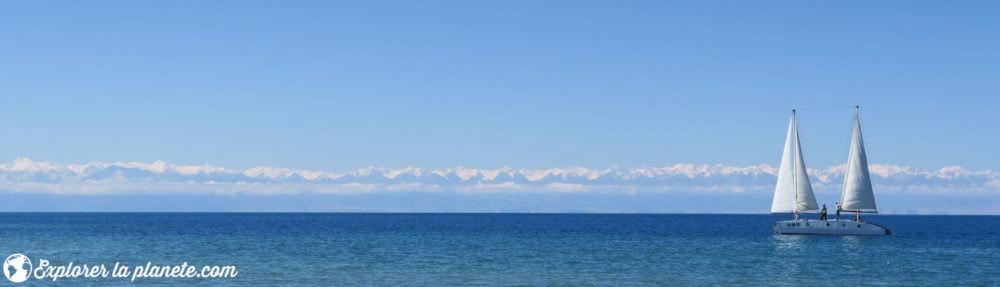 Un bateau sur le lac Issyk kul au Kirghizistan.