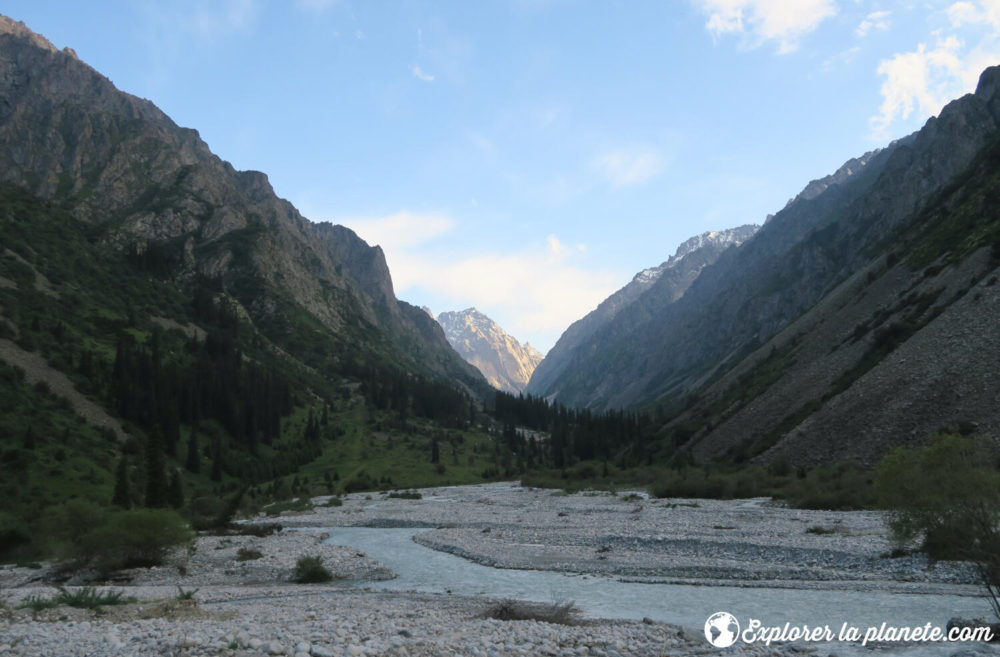 Une vallée dans le parc de Ala Archa au Kirghizistan.
