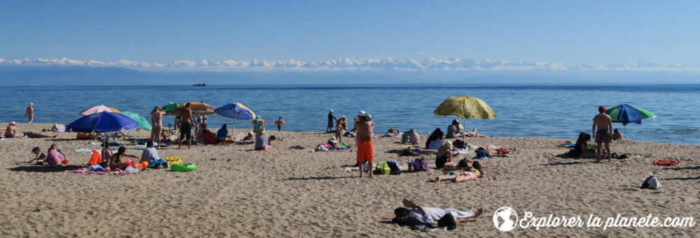 Plage de Cholpon-Ata sur le bord du lac Issyk kul au Kirghizistan.