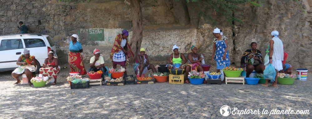 Quelques dames qui vendent des fruits et des légumes au marché de Praia.