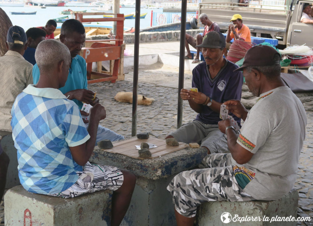 Joueurs de cartes dans le port de Mindelo.