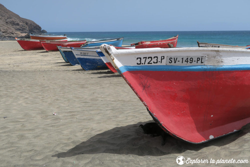 Quelques bateaux de pêcheurs sur la plage de Sao Pedro au Cap-Vert.