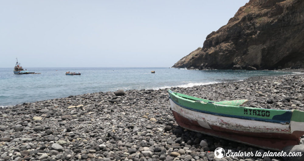 Un bateau sur la plage de galets de Monte Trigo au Cap-Vert.