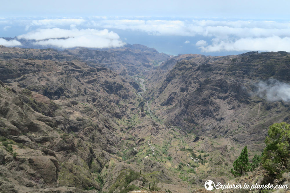La vue sur la vallée de Torre au Cap-Vert avec le village de Xoxo en bas.