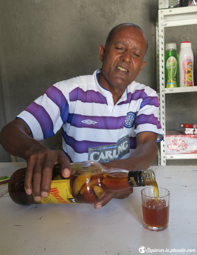 Un habitant du Cap-Vert qui sert le ponche mel.