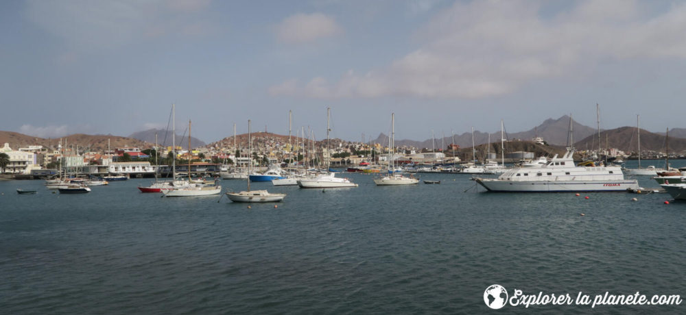 La vue du port de Mindelo avec ses bateau accostés. 