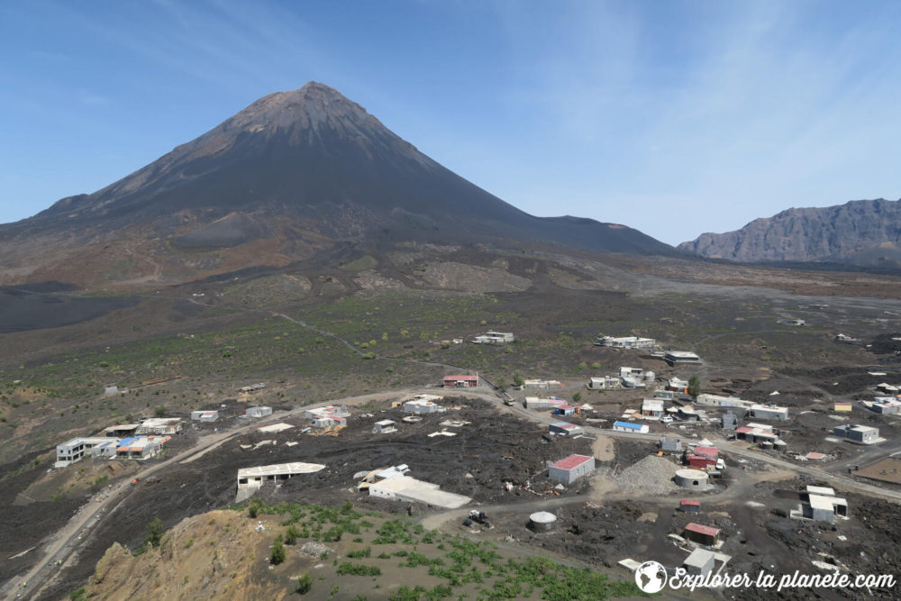 Le village de Cha das Calderias dans les coulées de lave du Pico do Fogo.