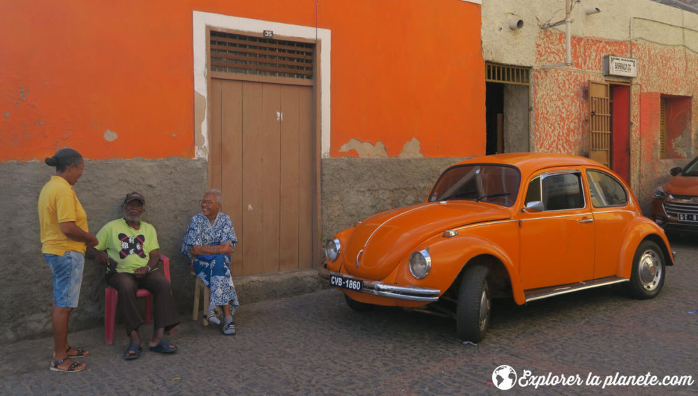 Quelques habitants du Cap-Vert qui discutent dans une rue de Mindelo.