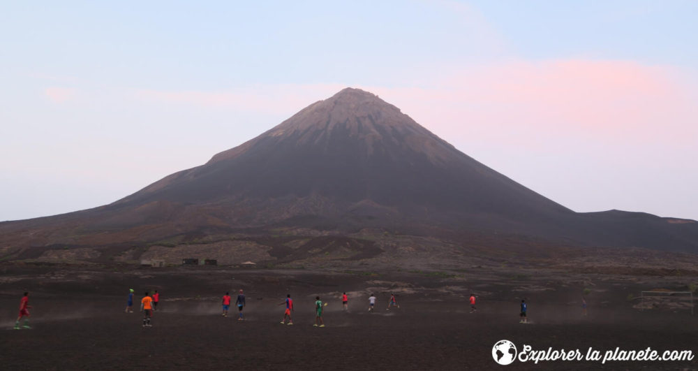 Une partie de soccer au pied du volcan Pico do Fogo.