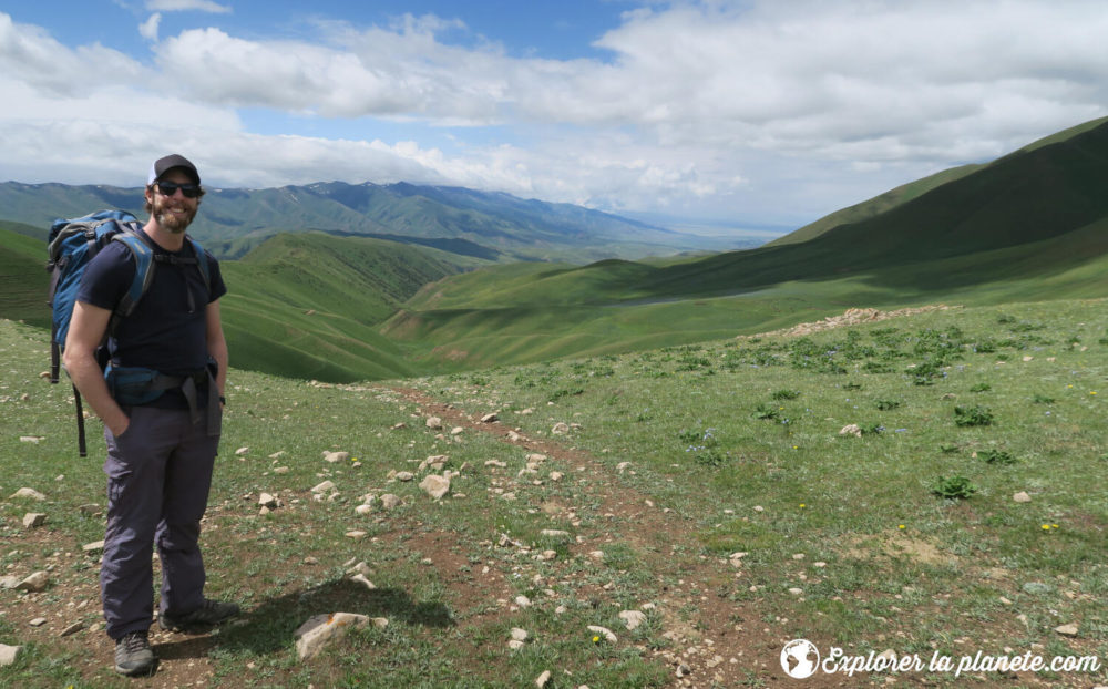 En randonnée entre Kochkor et le lac Song kul au Kirghizistan.
