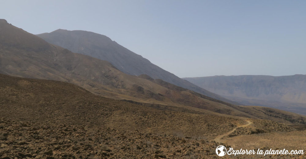 Le chemin vers Monte Trigo avec le volcan Tope de Coroa en arrière-plan.