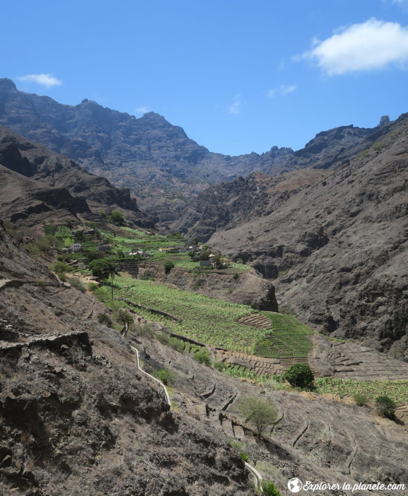 Le village de Dominghinhas et ses cultures à flanc de montagne. Une oasis en plein milieu du désert.