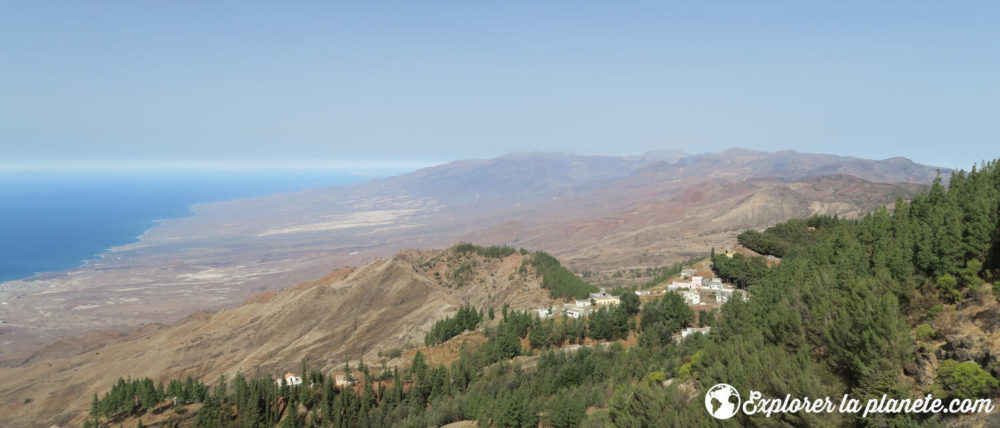 La vue du Pico da Cruz permet de constater qu'un côté de l'île est luxuriant alors que l'autre est désertique. 