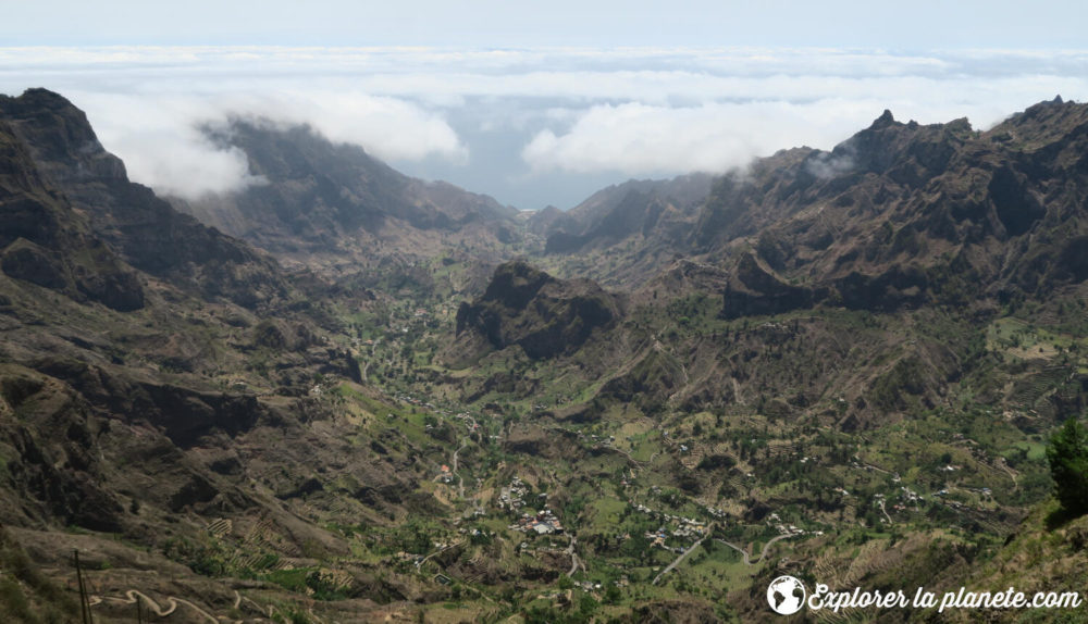 La vue sur la vallée de Paul avec ses petits villages dans le bas. Probablement l'un des plus beaux points de vue de la grande traversée de Santo Antao.