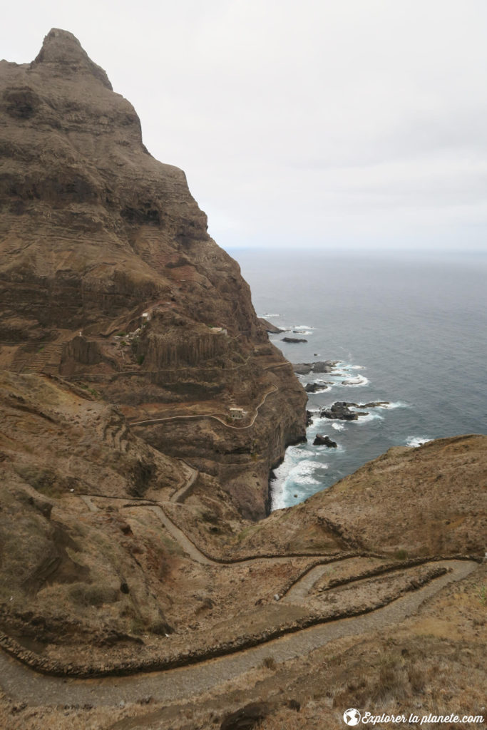 Le chemin pavé pour faire la grande traversée de Santo Antao n'est pas toujours droit!