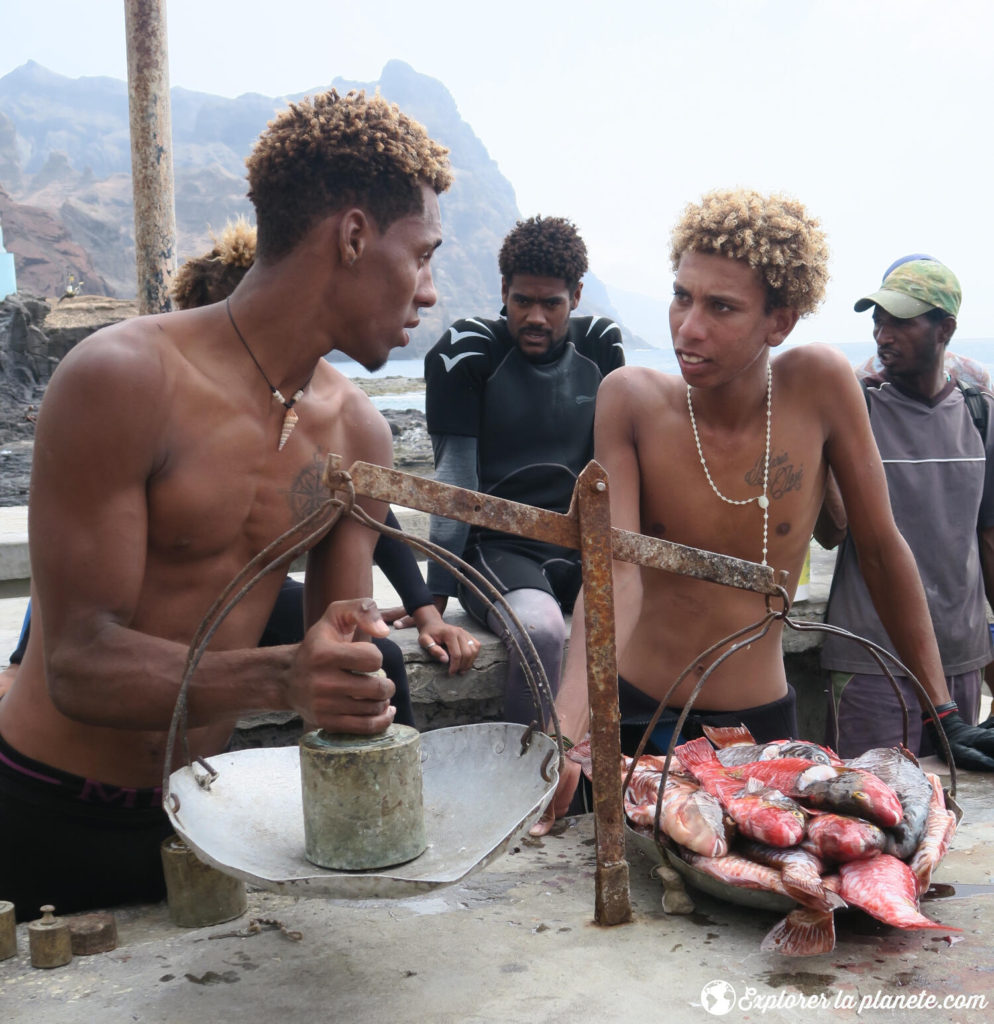 Pêcheurs de Ponta do Sol qui négocient la vente du poisson pêché.