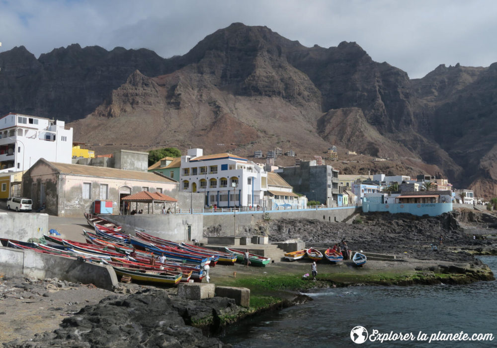 Le village de pêcheurs de Ponta do sol sur le bord de mer.