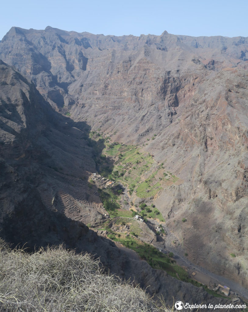 Le village de Ribiera alta croisé en chemin qui apparaît comme une oasis au milieu du désert.