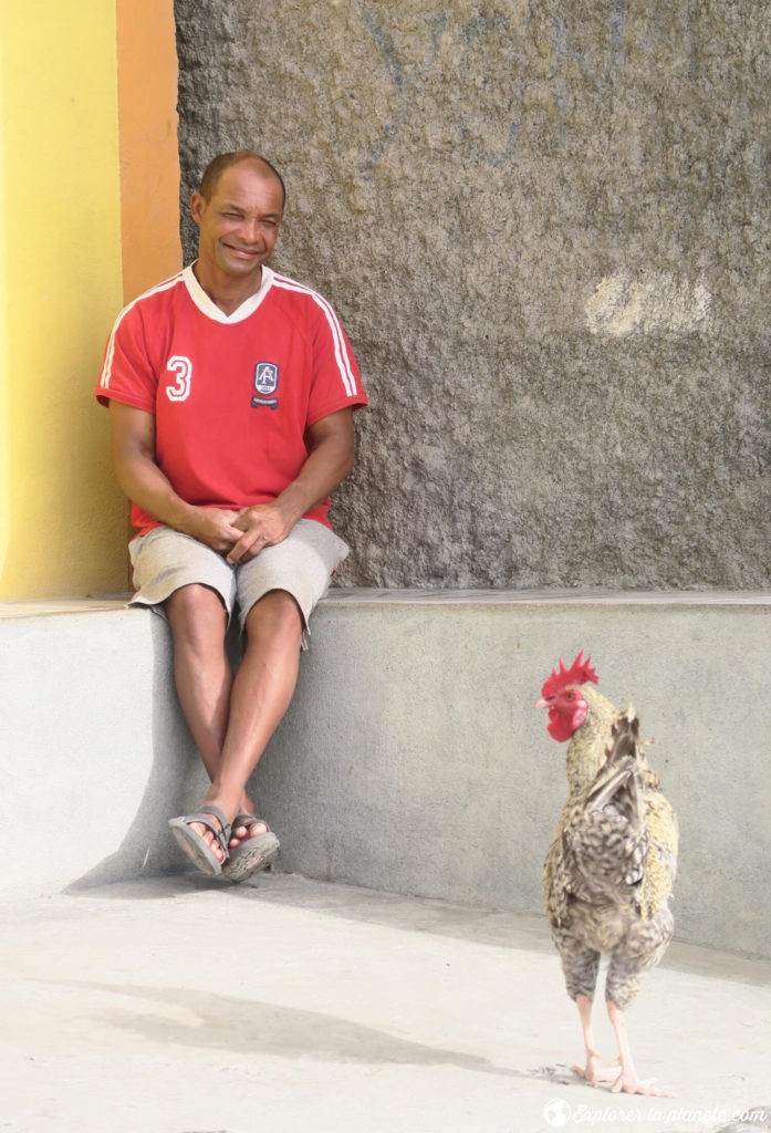 Un habitant de Cruzinha et son coq.