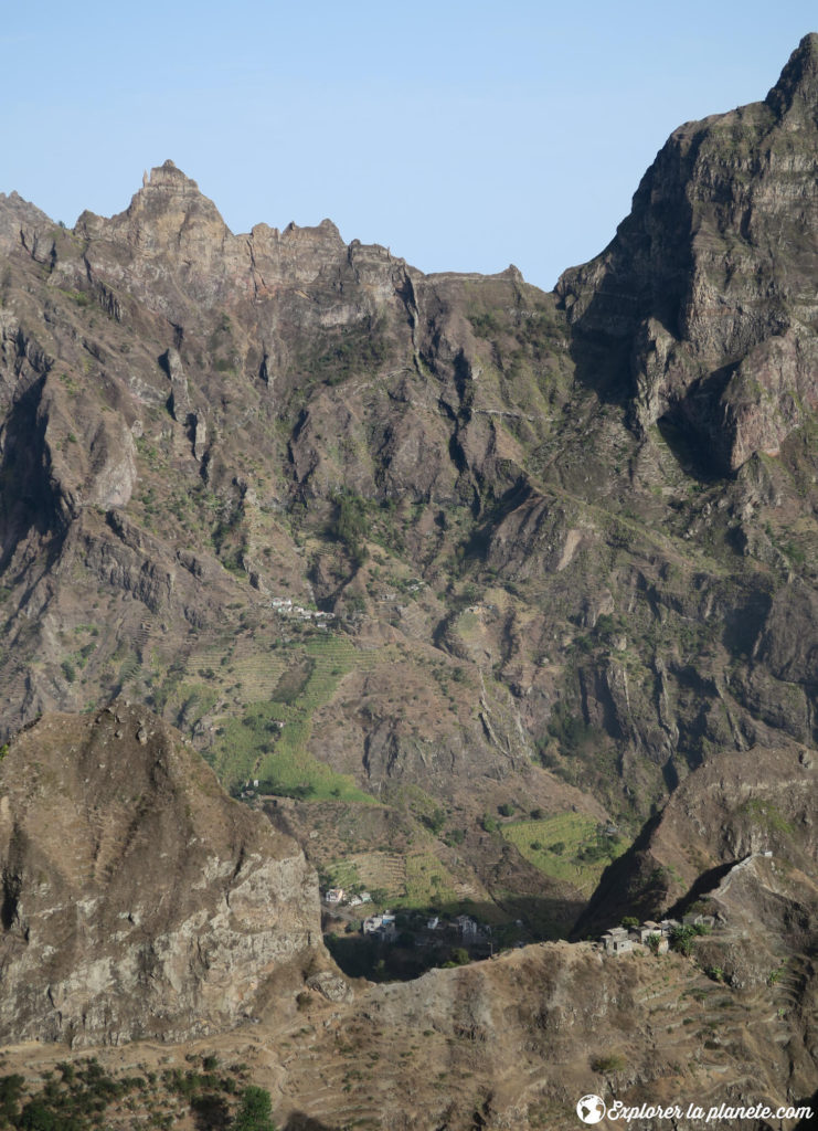 Le village de Cabeça de Figueiral sur la crête dans la vallée de Paul.