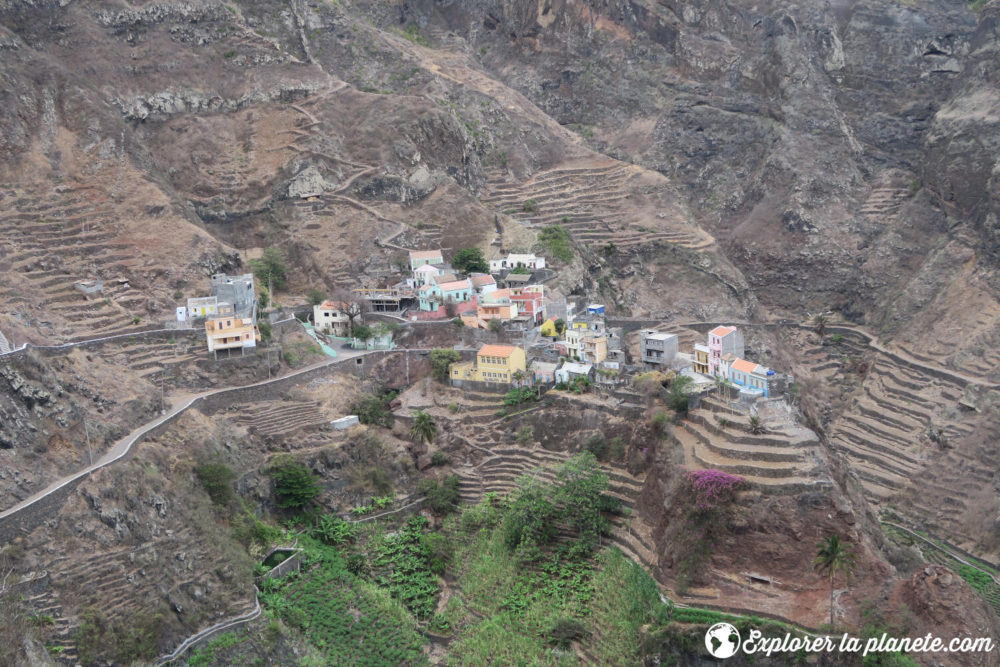 Le village de Fontainhas à flanc de montagne avec les cultures en terrasse. L'un des endroits les plus fréquenté de la grande traversée de Santo Antao.