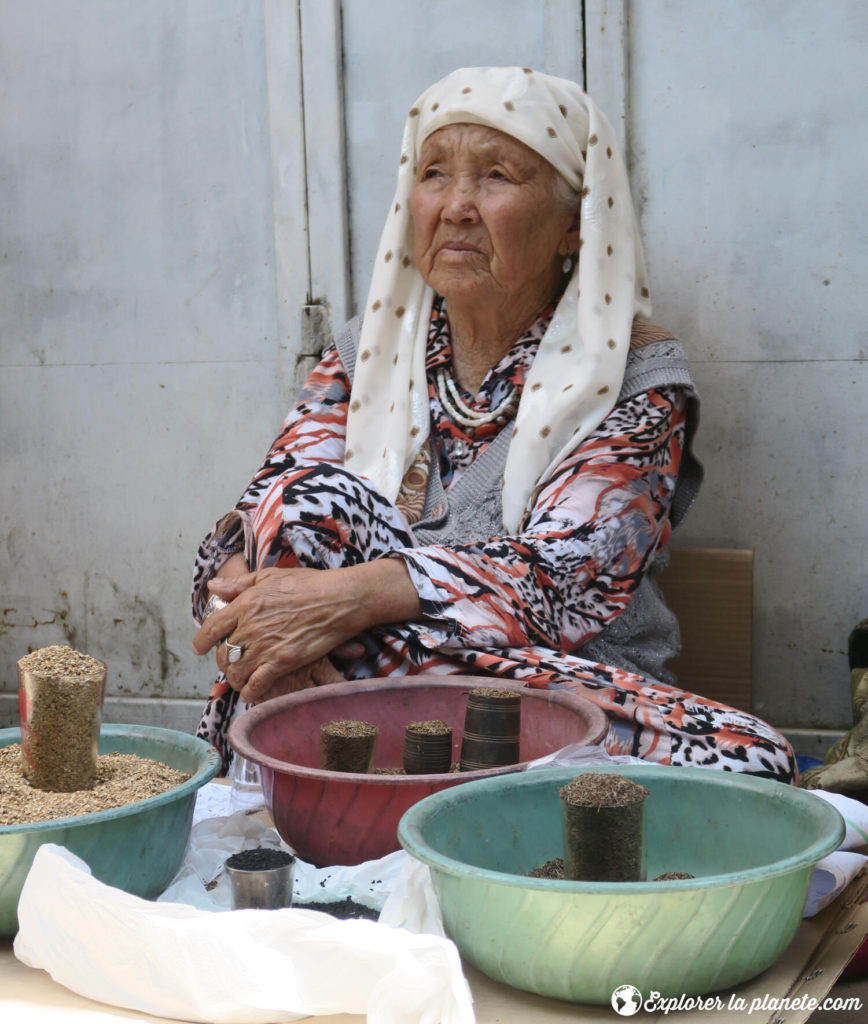 Vieille dame au marché de Osh au Kirghizistan.