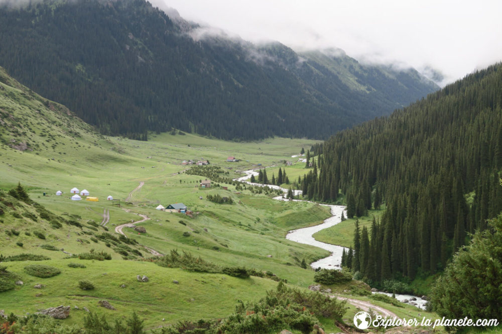 Le village de Altyn Arashan au Kirghizistan réputé pour ses spas naturels.