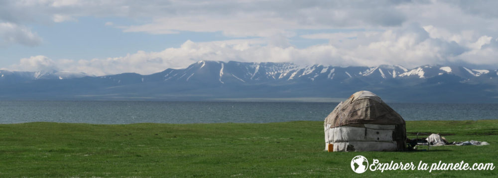 Yourte sur le bord du lac Song kol au Kirghizistan.