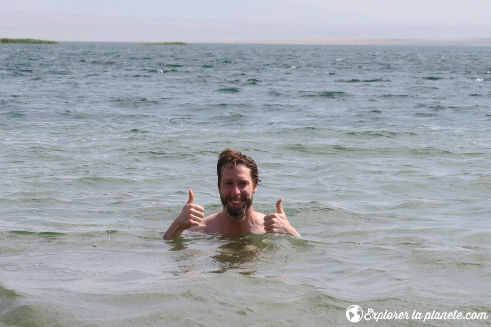 Moi qui se baigne dans le lac Aidarkul.