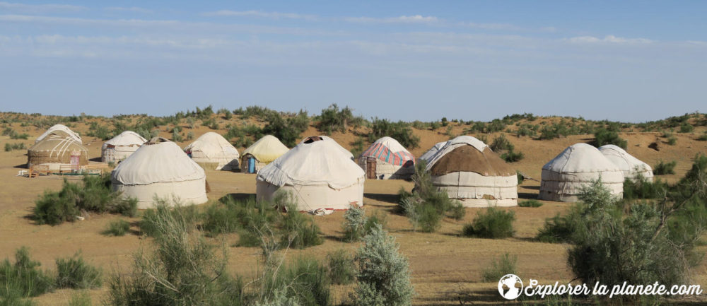 Plusiques yourtes en plein milieu du désert près de Nourata en Ouzbékistan.