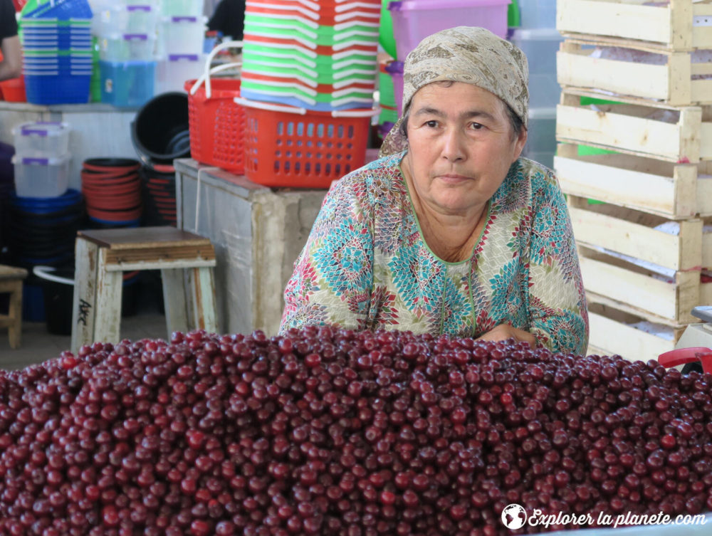 Une dame qui vend des cerises au marché de Chorsu à Tachkent.
