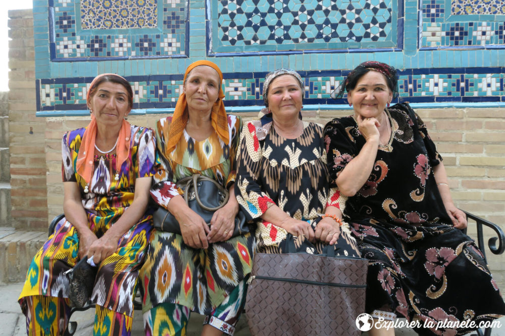 Quatre dames portant les habits aux motifs traditionnels de l'Ouzbékistan.
