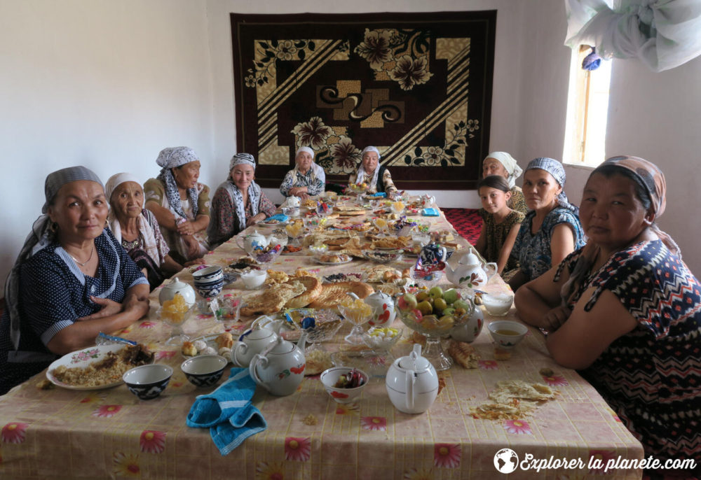 Femmes partageant le repas à Nourata.