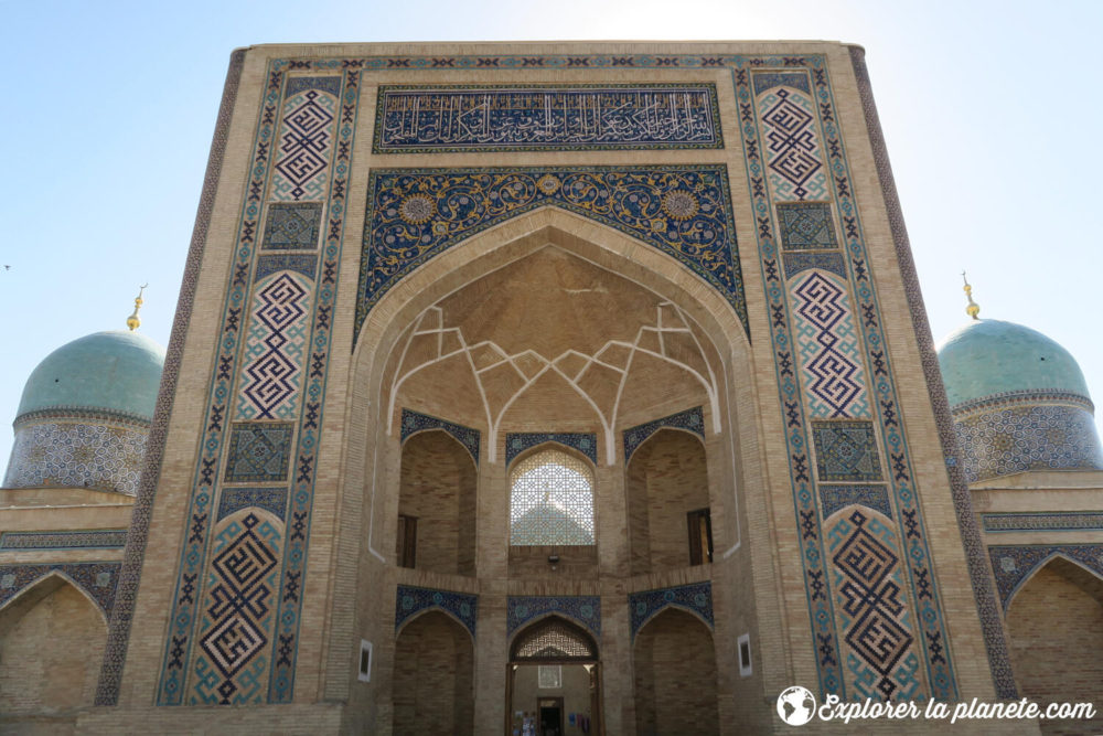 La devanture de la mosquée Khast Imom à Tachkent.