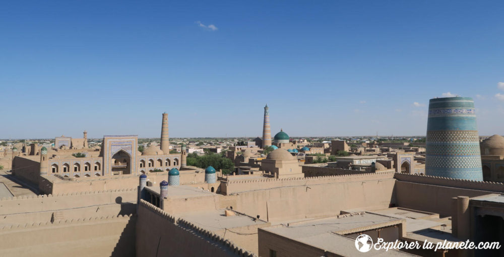 La vue sur la ville de Khiva avec ses nombreux minarets, mosquées, médersas et mausolées. 