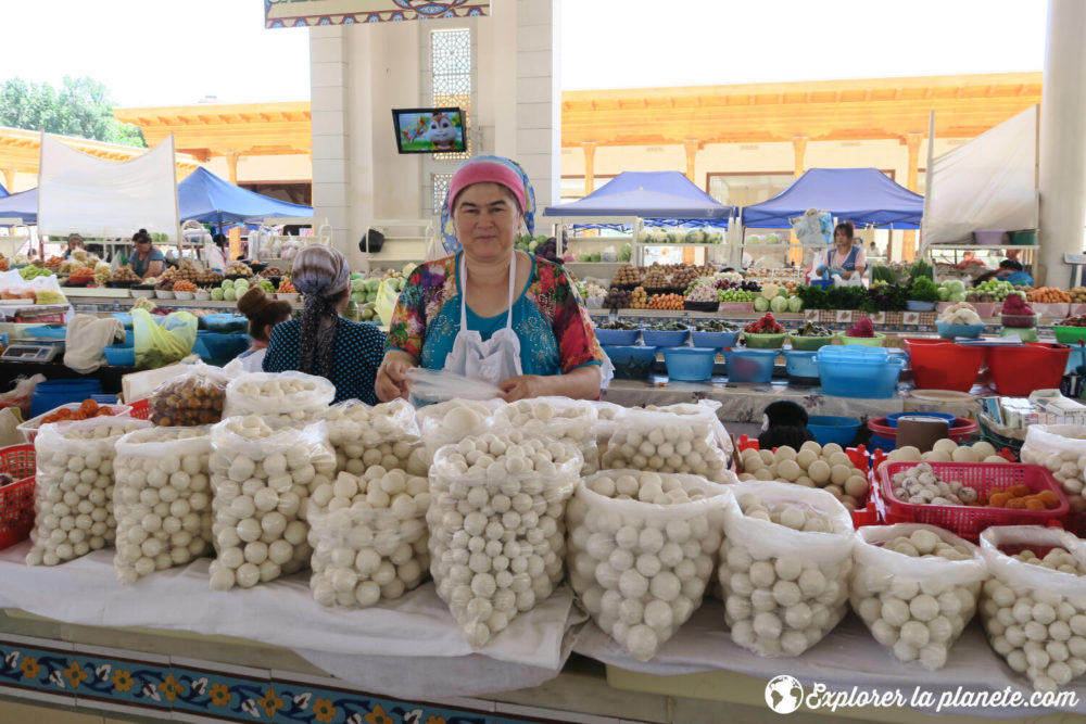 Une dame qui vend des kuruts dans un marché.