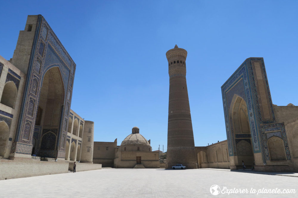 La place devant le minaret et la mosquée à Boukhara.