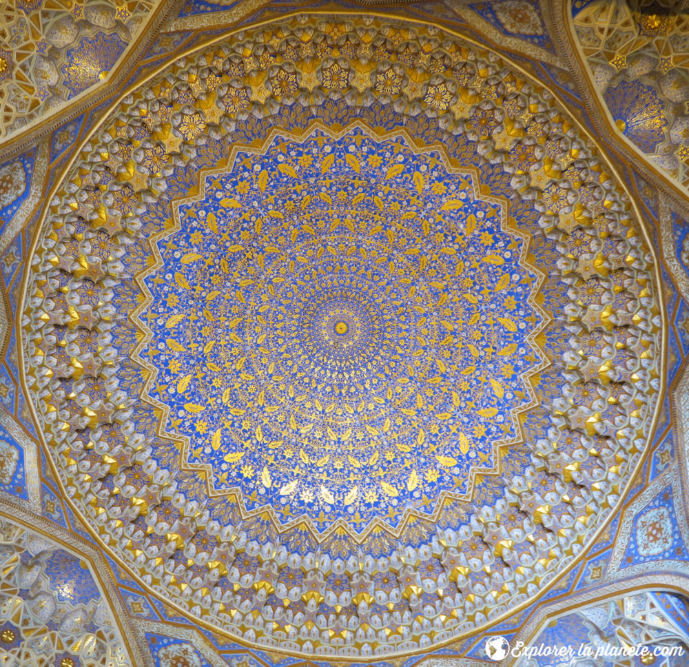 Le plafond de la medersa de Samarcande contient énormément de détail dans l'ornementation.