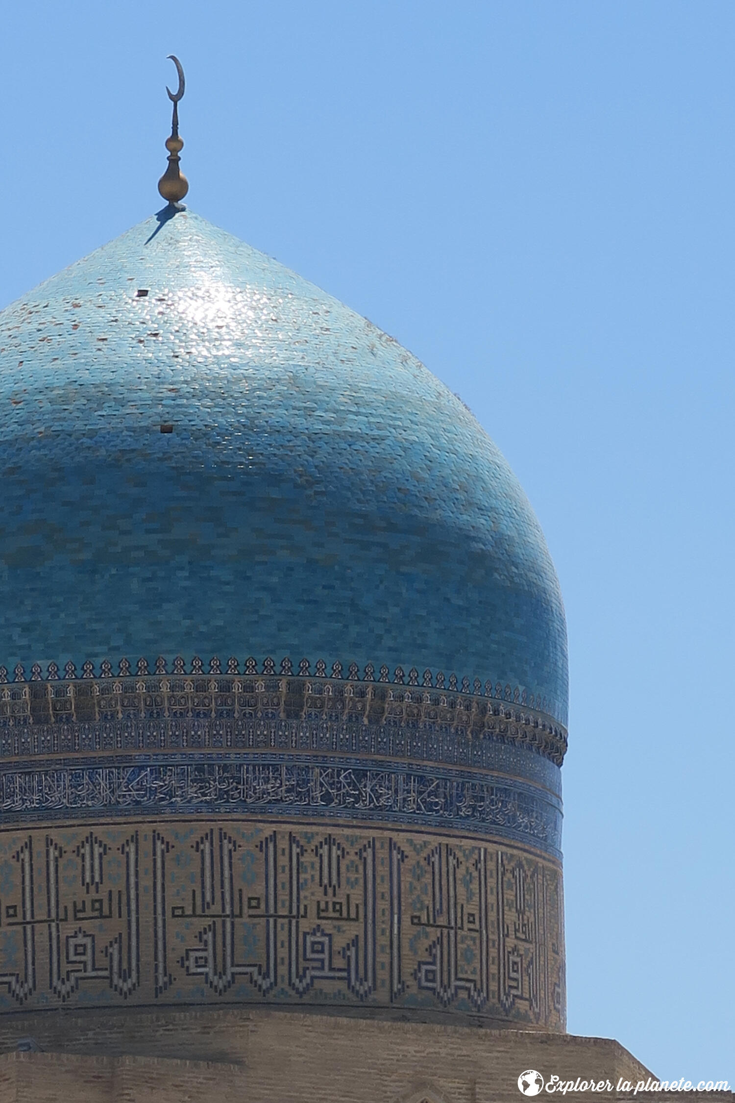Le toit de céramique d'une mosquée avec beaucoup de détails.