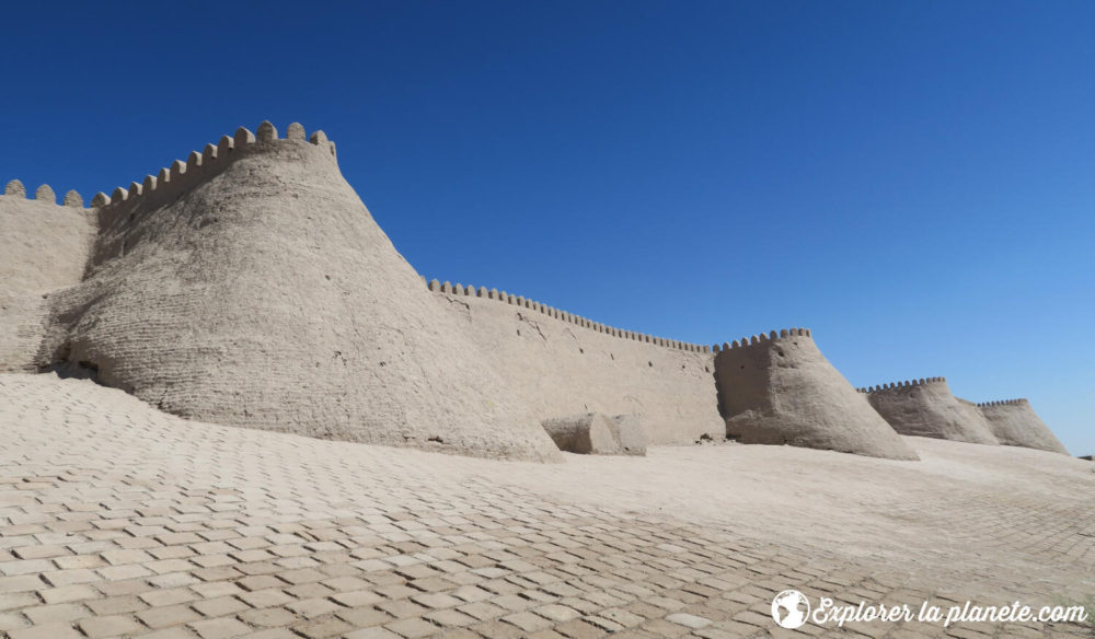 Les fortifications qui entourent la ville de Khiva. 