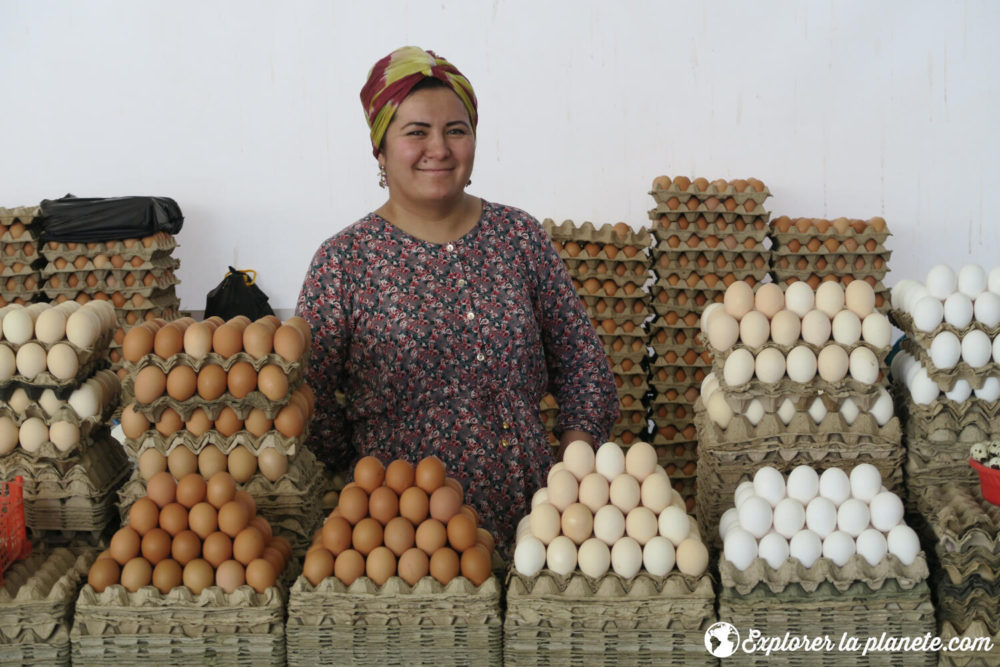 Une dame qui vend des oeufs au marché de Chorsu à Tachkent.