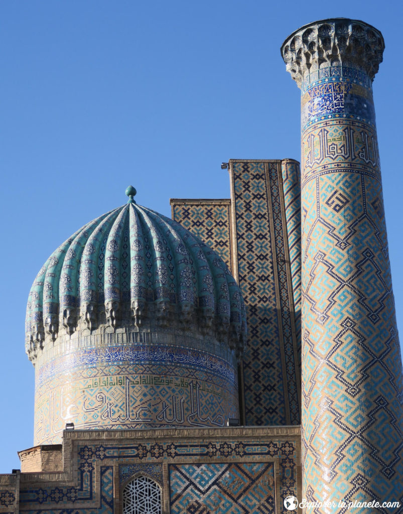 Les détails d'un minaret et d'un dôme du Registan de Samarcande.
